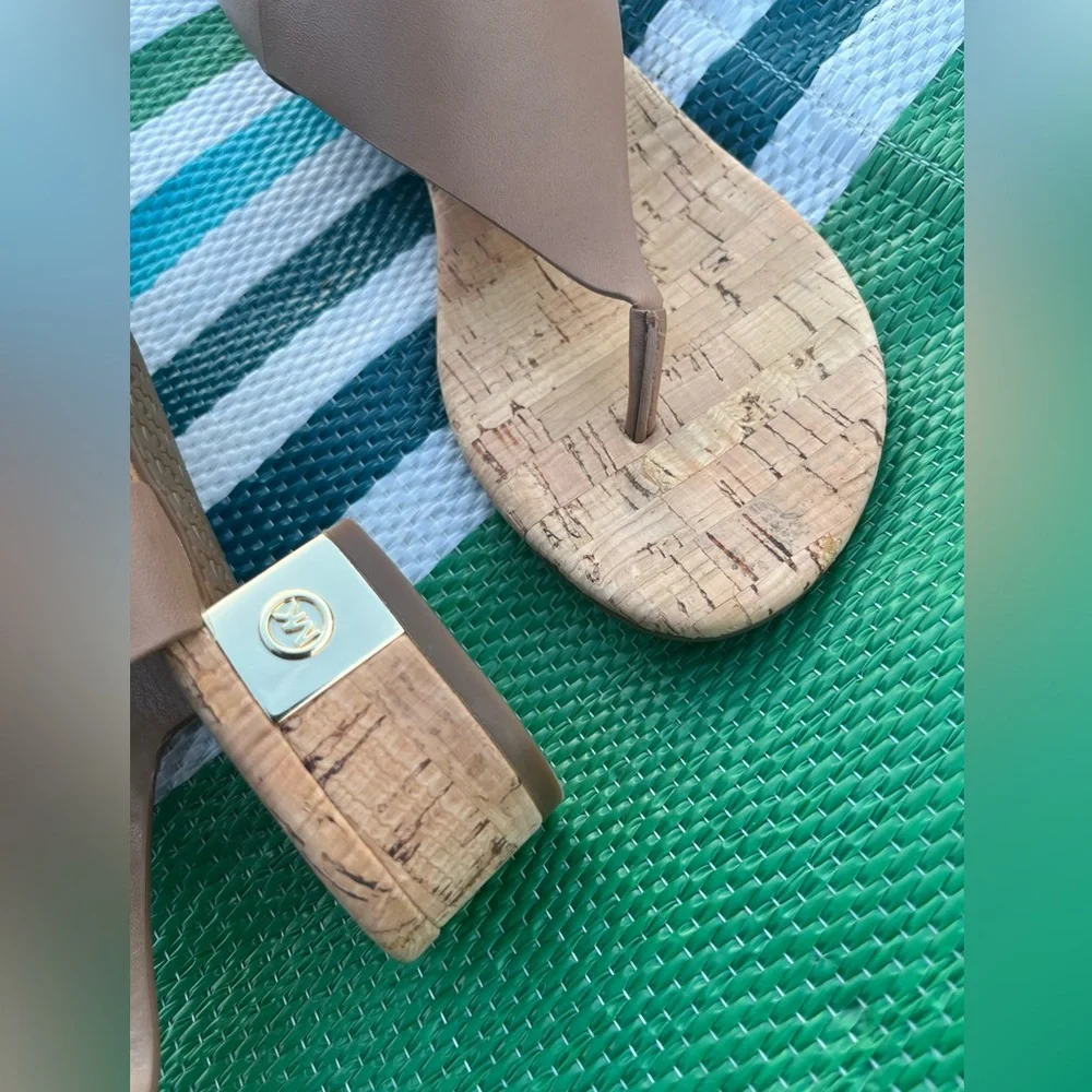 ✨🥳 Michael Kors Tan and Gold Thong Sandals Size 7.5 M Women’s - Picture 3 of 13